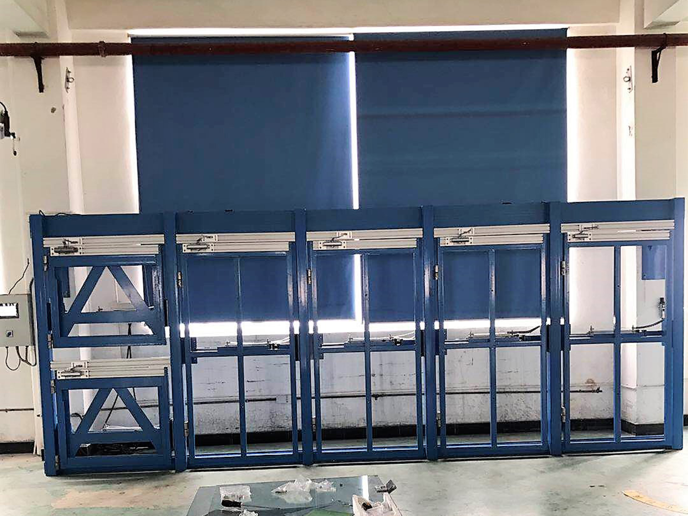 <b>Multi-station door closer</b>